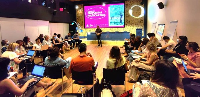 Técnicos y representantes de las personas acompañadas por Cáritas en una de las sesiones de trabajo de elaboración de las propuestas políticas.