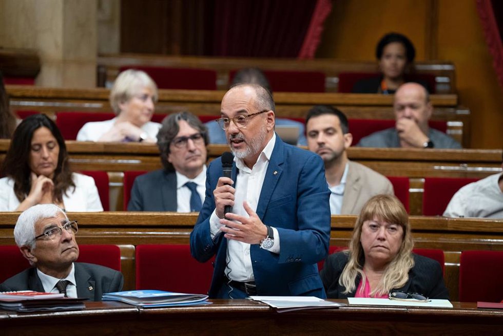 El conseller de Derechos Sociales, Carles Campuzano, interviene durante una sesión de control al Govern, en el Parlament de Catalunya, a 14 de junio de 2023, en Barcelona, Catalunya (España). El pleno de esta semana se inicia hoy con la sesión de contro