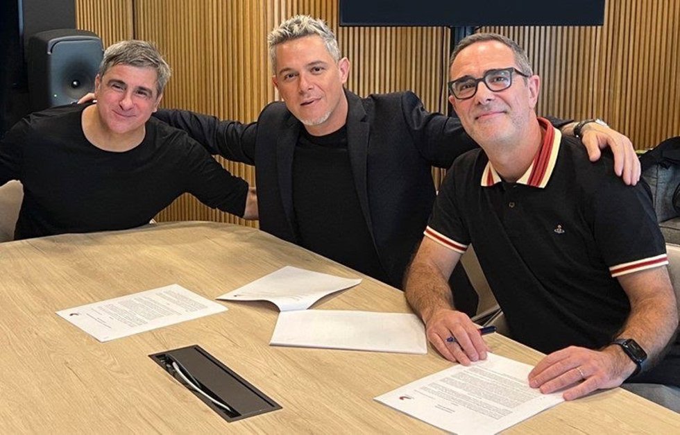 Junto a Alejandro Sanz, se sitúa a su izquierda Afo Verde (Chairman y CEO de Sony Music LatinIberia), y a la derecha José María Barbat (presidente de Sony Music Iberia).