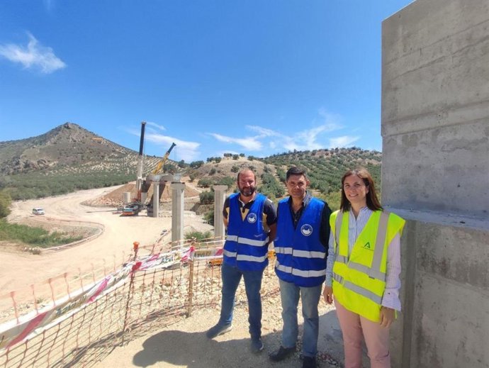 La delegada de Fomento, Articulación del Territorio y Vivienda de la Junta de Andalucía, Cristina Casanueva, visita las obras de la variante de Las Angosturas.