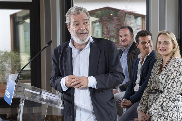 Archivo - (I-D) El director de Gabinete de Ayuso, Miguel Ángel Rodríguez, el presidente del PP vasco, Carlos Iturgaiz, el concejal del PP en Bilbao, Carlos García y la candidata a diputada general del PP por Bizkaia, Raquel González, mientras el primero