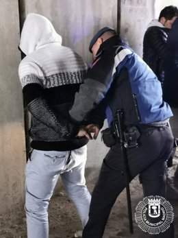 Archivo - Imagen de recurso de Policía Municipal de Madrid durante un arresto.
