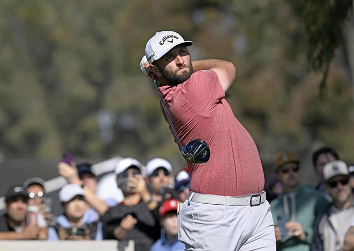 Archivo - 19 February 2023, US, Pacific Palisades: Spanish golfer Jon Rahm tees off during the 4th round of the Genesis Invitational Golf Tournament at the Riviera Country Club in Pacific Palisades. Photo: Mark Edward Harris/ZUMA Press Wire/dpa