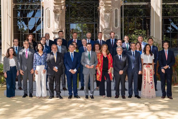 El presidente de la Junta de Andalucía, Juanma Moreno preside la foto de familia, a 14 de junio de 2023, en Sevilla, (Andalucía, España). El presidente de la Junta de Andalucía, Juanma Moreno, recibe a la directiva de la asociación Multinacionales con E