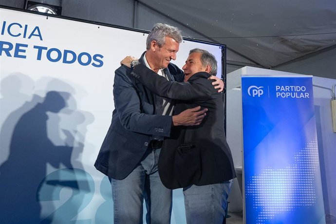 El presidente del PPdeG, Alfonso Rueda, en un mitin con el candidato de los populares a la Alcaldía de Ribeira, Manuel Ruiz.