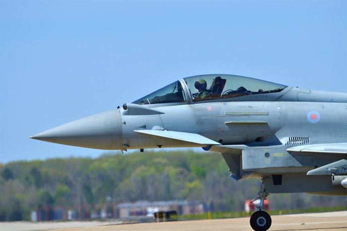 Archivo - April 10, 2017 - Hampton, VA, United States - A British Royal Air Force Eurofighter Typhoon swing-role combat fighter aircraft lands on the runway at Joint Base Langley-Eustis during exercise Atlantic Trident April 10, 2017 in Hampton, Virginia.