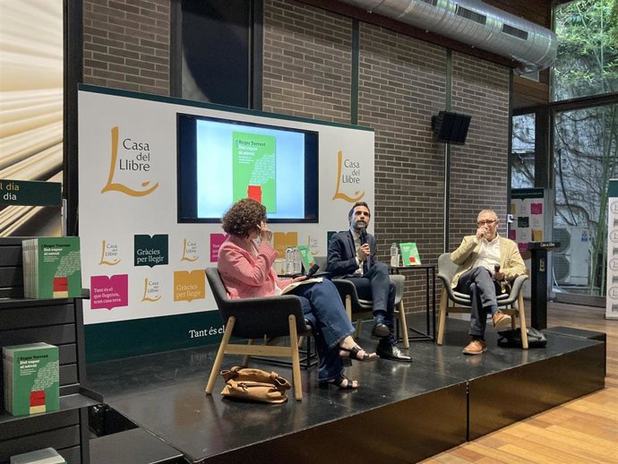 El conseller de Empresa y Trabajo de la Generalitat, Roger Torrent, en la presentación de su libro