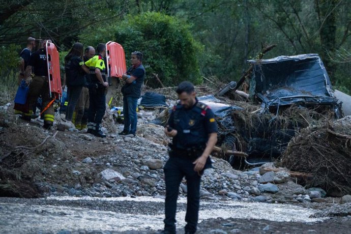 Varios Bombers y agentes de la Policía trabajan en una riera seca en la zona de Can Font, a 14 de junio de 2023, en Ullastrell, Barcelona, Catalunya (España). Los Bombers de la Generalitat han encontrado un cadáver de hombre dentro de un coche en Ullast