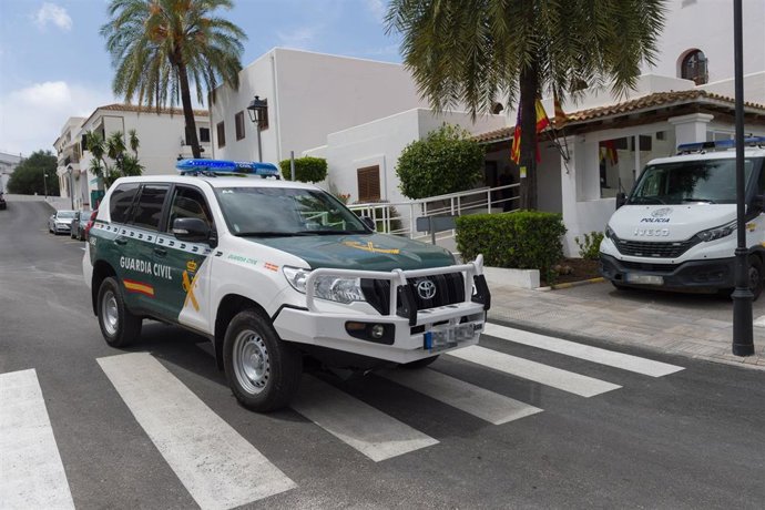 Varios coches de la Guardia Civil frente a la fachada del Ayuntamiento de Sant Josep.