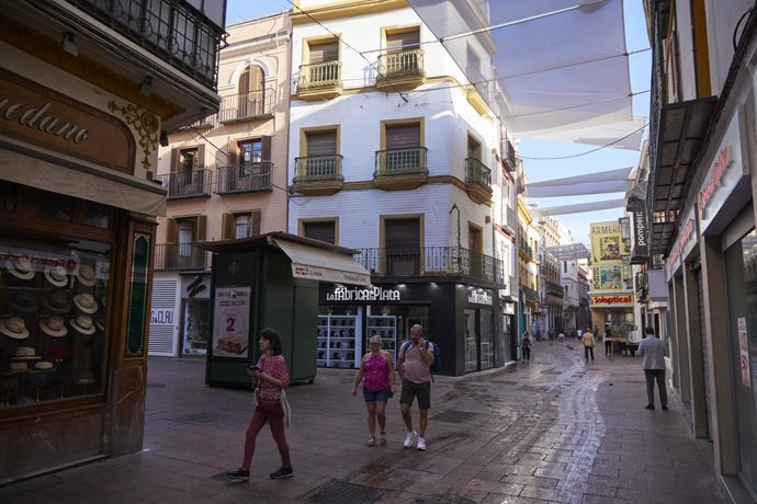 Archivo - En algunas calles del centro de Sevilla ha empezado a instalarse los toldos para calmar el calor de la primavera y el verano, a 19 de abril de 2023 en Sevilla (Andalucía, España). El ayuntamiento de Sevilla ha comenzado con instalación de los 