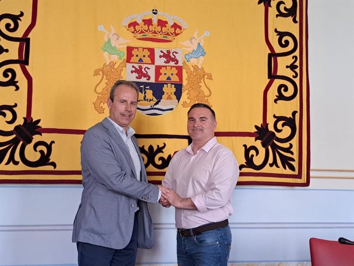 Ricardo Fernández (PP) a la izquierda y Jesús Gullart (SÑS) a la derecha