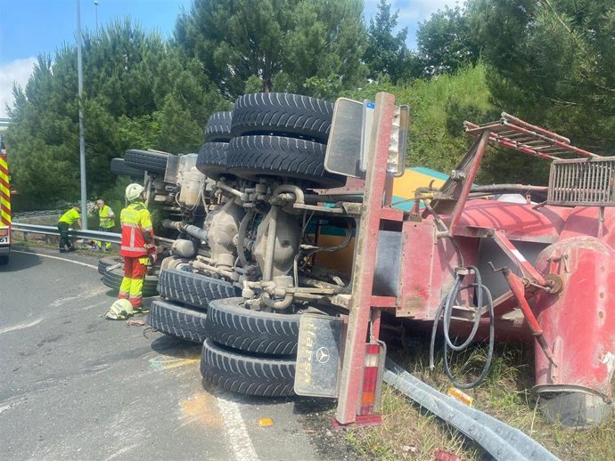 Vuelca una hormigonera en la A-67 a la altura de Arenas de Iguña