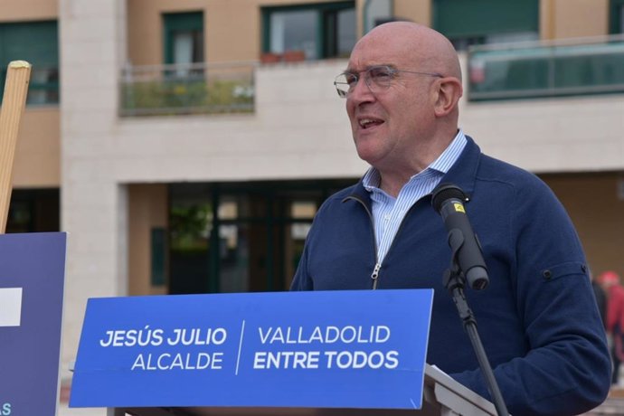 El candidato del PP al Ayuntamiento de Valladolid, Jesús Julio Carnero, en rueda de prensa