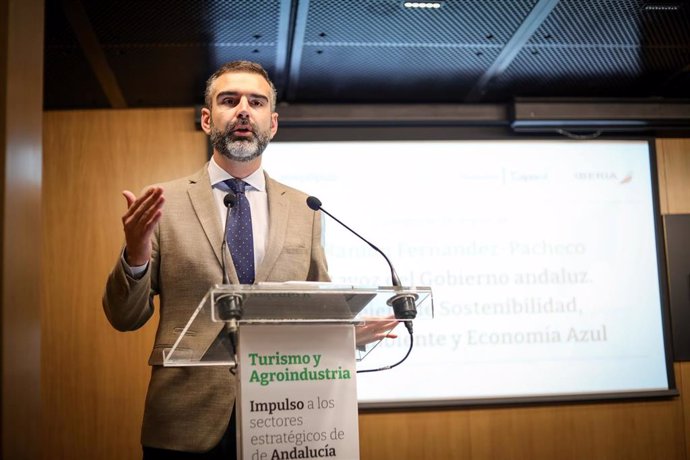 El consejero de Sostenibilidad, Medio Ambiente y Economía Azul y portavoz del Gobierno andaluz, Ramón Fernández-Pacheco, en la apertura del encuentro 'Turismo y Agroindustria. Impulso a los sectores estratégicos de Andalucía'.