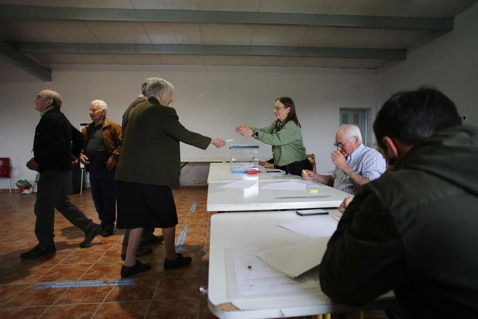 Varias personas ejercen su derecho a voto en la mesa electoral del local parroquial de Recelle, en una mesa que agrupa a varias aldeas del entorno, a 28 de mayo de 2023, en Portomarín, O Páramo, Lugo, Galicia (España). Hoy, 28M, se celebran en España el