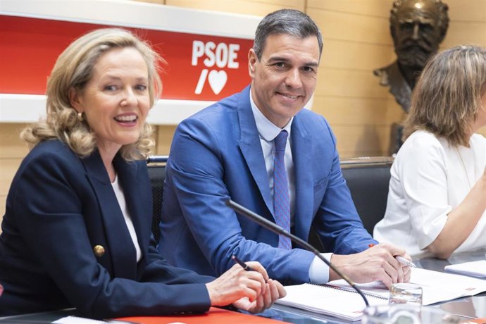 El presidente del Gobierno y secretario general del PSOE, Pedro Sánchez, junto a la vicepresidenta primera, Nadia Calviño, en la sede del partido en Ferraz, durante una reunión sobre las líneas maestras económicas del programa electoral para el 23J.