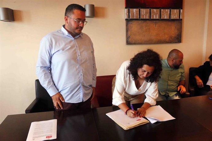 El candidato de Unidas Sí Podemos, Andrés Rodríguez, y la candidata del PSOE, Carmen Luz Baso, en la firma del pacto de gobierno en Los Silos