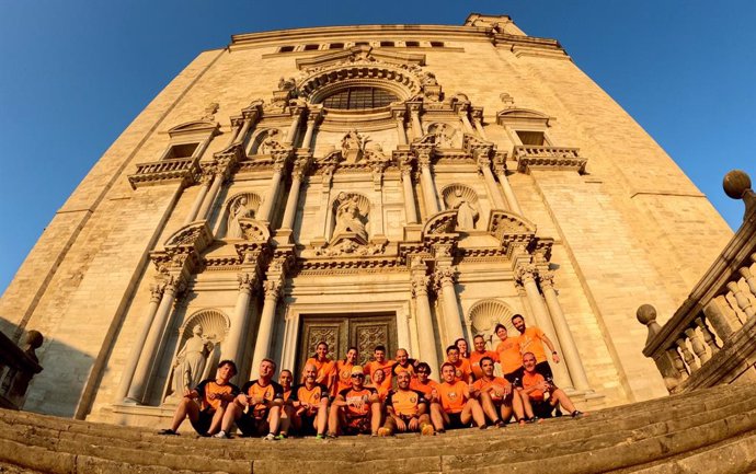'Beer Runners' posando bajo la Catedral de Girona
