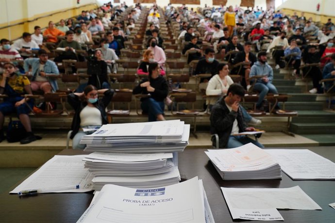 Archivo - Estudiantes esperan antes de comenzar las pruebas de acceso a la universidad 2022, a 7 de junio de 2022, en Santiago de Compostela, A Coruña, Galicia (España). Hoy ha arrancado en Galicia la Evaluación de Bachillerato para Acceso a la Universi
