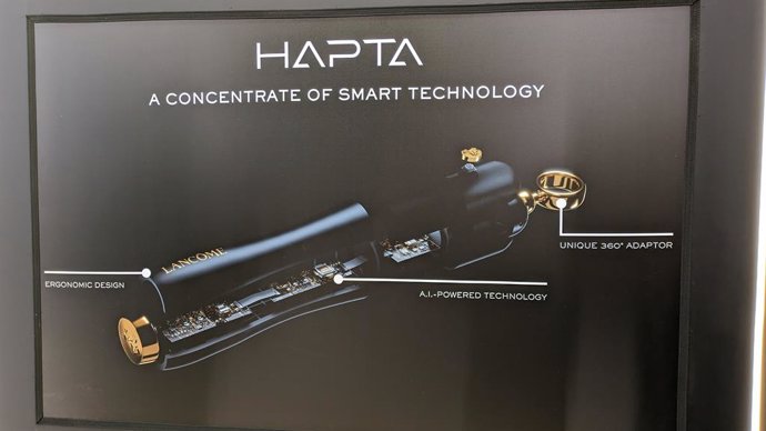 HAPTA, el mango adaptador para sostener el lápiz de labios o la máscara de pestañas y mantenerlo estable en todo momento de Lancme.