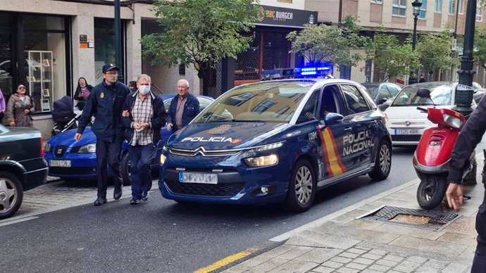 AMP.- Trasladan al homicida de Vigo al lugar de los hechos para registrar el piso y obtener pruebas