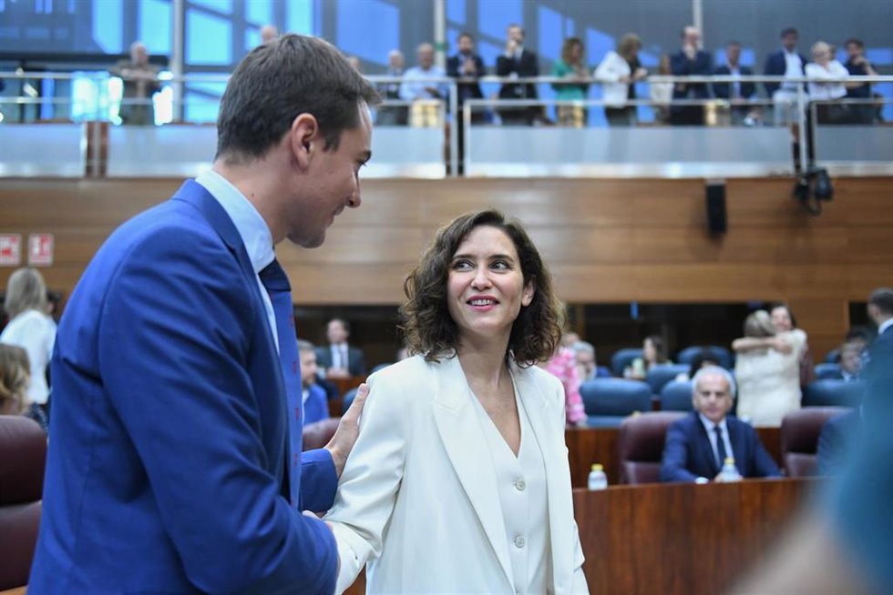 La presidenta en funciones de la Comunidad de Madrid, Isabel Díaz Ayuso, saluda al portavoz del PSOE en la Asamblea, Juan Lobato, a su llegada a una sesión plenaria de comienzo de la XIII Legislatura en la Comunidad de Madrid