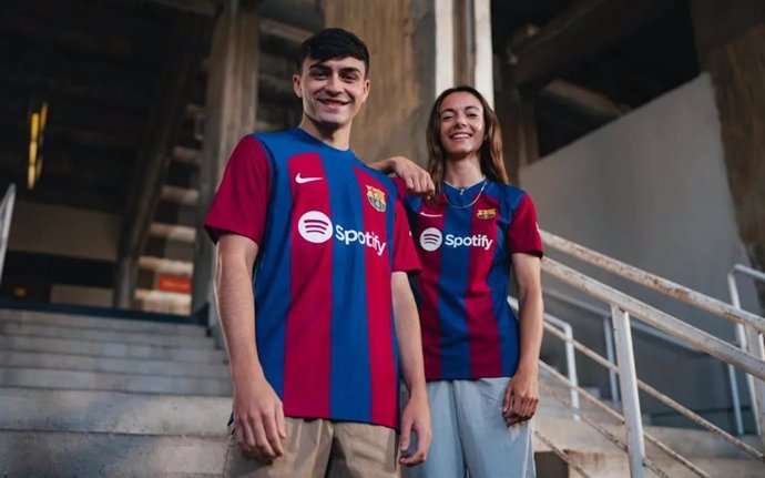 Pedri González y Aitana Bonmatí con la nueva primera camiseta del FC Barcelona para la temporada 23-24