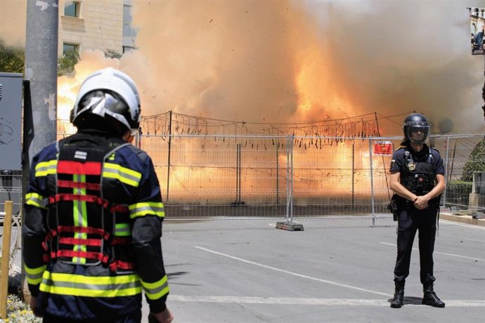 Imagen de archivo de un bombero y un policía en una masclet en Fogueres en Alicante.