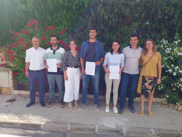 Representantes de los tres partidos políticos que gobernarán en Sant Lloren la próxima legislatura tras la firma del acuerdo.