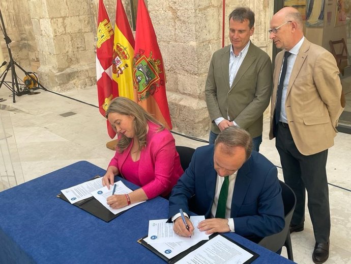 Ayala (I) y Martínez-Acítores firman el acuerdo en presencia de Borja Suárez e Iñaki Sicilia.