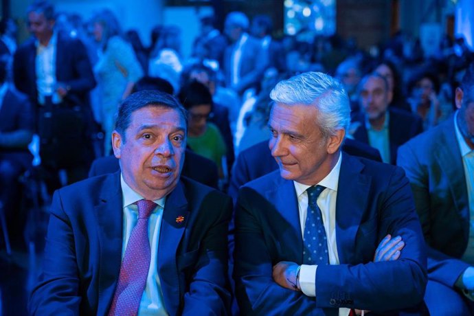 El ministro de Agricultura, Pesca y Alimentación, Luis Planas (i) y el presidente de la Federación Española de Industrias de Alimentación y Bebidas (FIAB) Ignacio Silva (d), durante la inauguración del Food & Drink Summit 2023,  