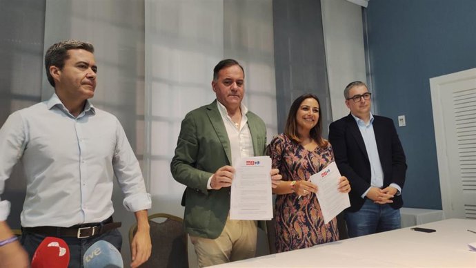 Miriam Andrés y Domiciano Curiel en rueda de prensa tras anunciar la abstención de la iniciativa ciudadana.