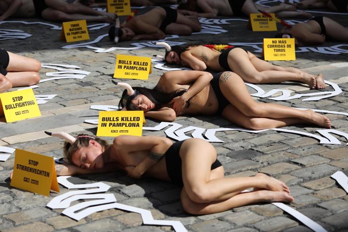 Archivo - Imagen de archivo de activistas antitaurinos de las organizaciones animalistas AnimaNaturalis y PETA durante su protesta contra la tauromaquia en Pamplona.