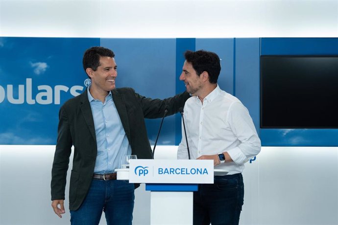 El presidente del PP de Barcelona, Manuel Reyes (d), y el cabeza de lista por Barcelona el 23J Nacho Martín Blanco (i), se saludan a su llegada a una rueda de prensa, en la sede del PP, a 15 de junio de 2023, en Barcelona, Catalunya (España). El candida