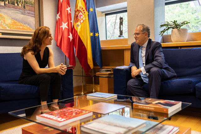 Mónica García con el presidente de la Asamblea de Madrid