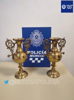 Los dos jarrones sustraídos