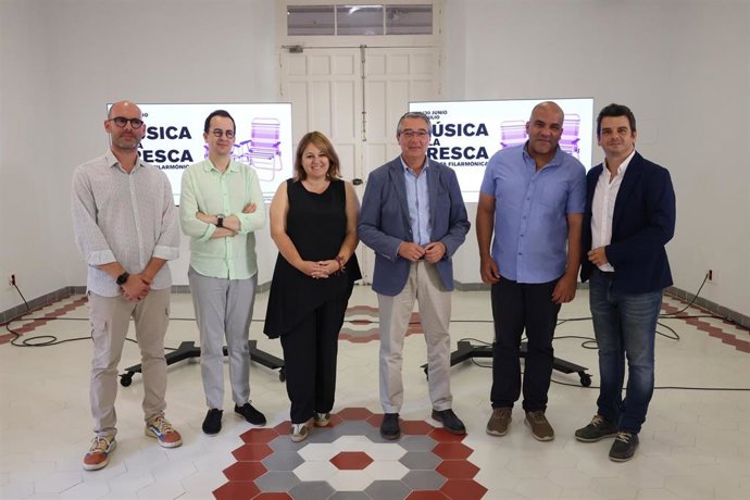 El presidente en funciones de la Diputación de Málaga, Francisco Salado, y la vicepresidenta segunda en funciones, Natacha Rivas, junto al pianista Daniel Amat y el director artístico Salvador Vázquez.