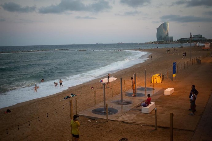 Archivo - La playa de la Barceloneta, a 4 de agosto de 2021, en Barcelona, Catalunya (España). 