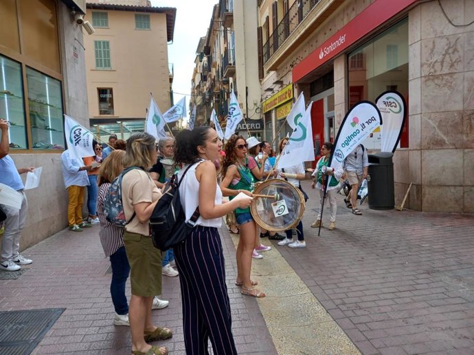 Funcionarios de la Administración de Justicia se concentran frente a la sede del PSIB y avisan que el enfado "aumenta".