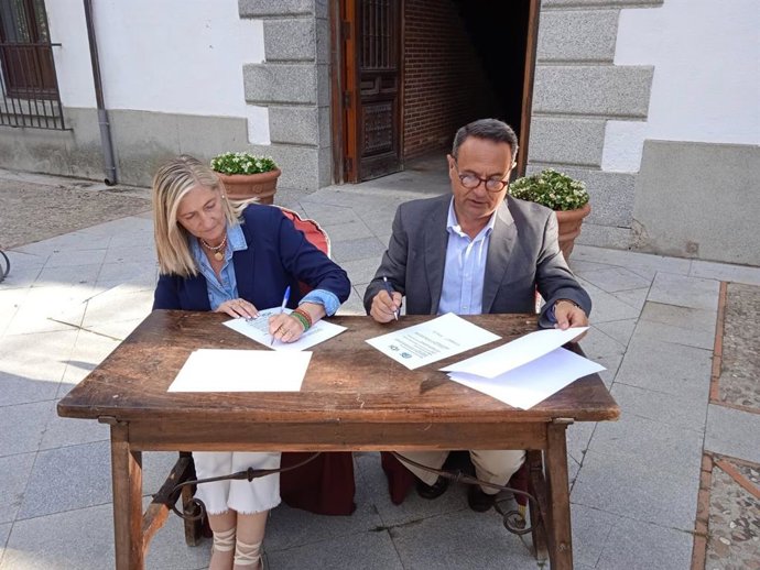 Pilar Baos (Vox) y Juan Pedro Izquierdo (PP) firman el acuerdo de Gobierno entre ambas formaciones para el Ayuntamiento de Villaviciosa de Odón.