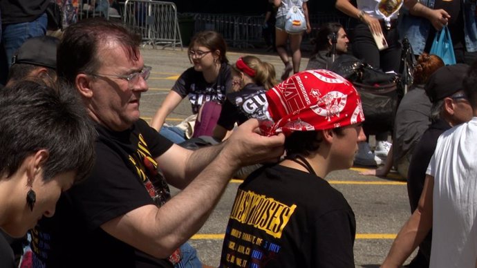 Centenares de fans esperan en Vigo para entrar a la 'jungla' de Balaídos con los Guns n'Roses.