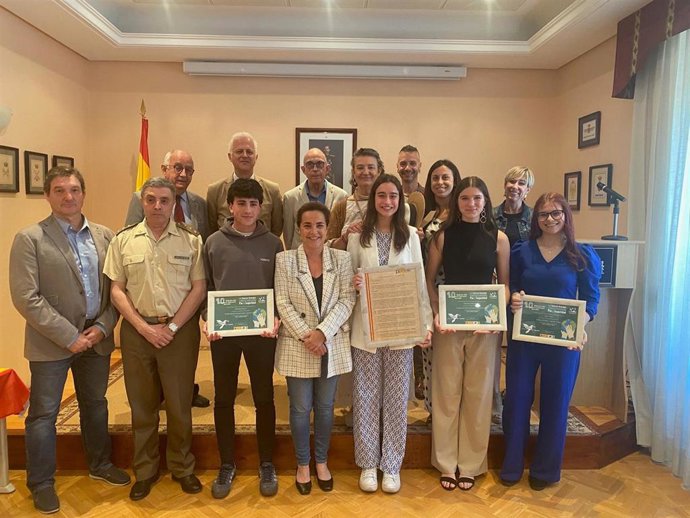 Ganadores de los diferentes colegios con la ganadora regional en el centro