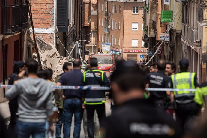 Agentes de Policía Nacional frente al estado en el que ha quedado un edificio de cinco plantas situado en la calle San Francisco de Teruel tras derrumbarse por completo, a 13 de junio de 2023, en Teruel, Aragón (España). 