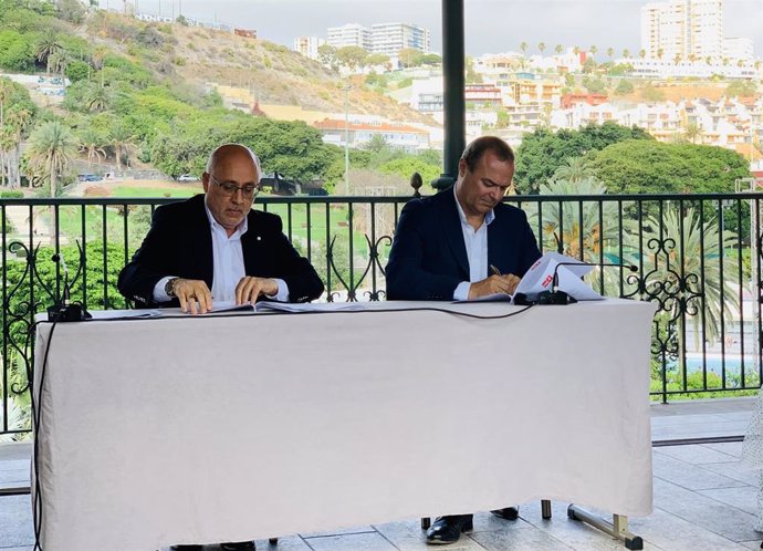 Antonio Morales, de NC, y Augusto Hidalgo, de PSOE, suscriben el pacto de gobierno para el Cabildo de Gran Canaria