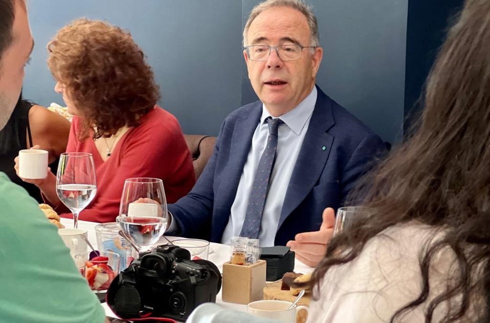 El alcalde de Santiago en funciones, Xosé Sánchez Bugallo, en un desayuno con los medios