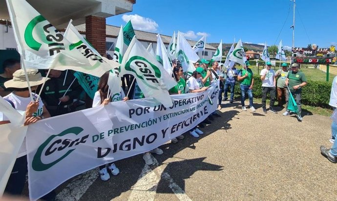 Concentración en Villardeciervos al cumplirse el primer año del incendio que asoló la Sierra de la Culebra.