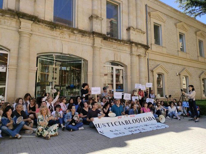 Concentración con cacerolada de los trabajadores de Justicia