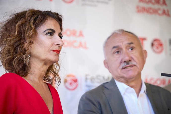 La ministra de Hacienda y Función Pública, María Jesús Montero y el secretario general de UGT, Pepe Álvarez