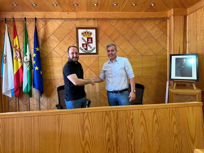 Los candidatos del PSOE y de IU sellan su acuerdo de gobierno