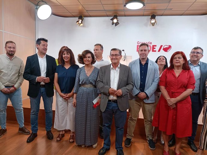 Los cabezas de lista al Congreso y al Senado por el PSOE de Granada, Carmen Calvo y José Entrena, junto al resto de miembros de ambas candidaturas, en la sede del PSOE.